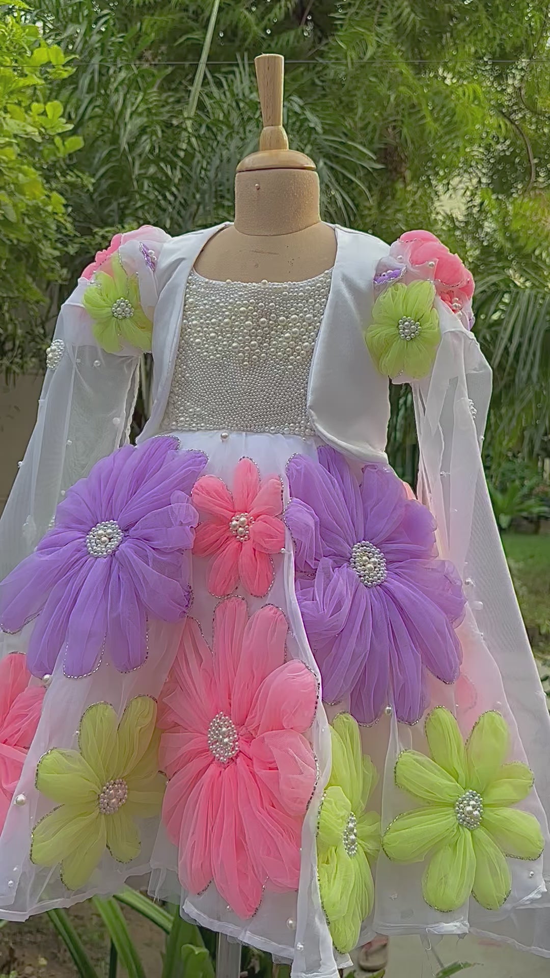 Charakteristisches 3D-Blumenkleid (knielang) 